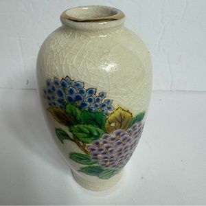 Vintage Minature Satsuma Bud Vase made in Japan. Beautiful cream vase